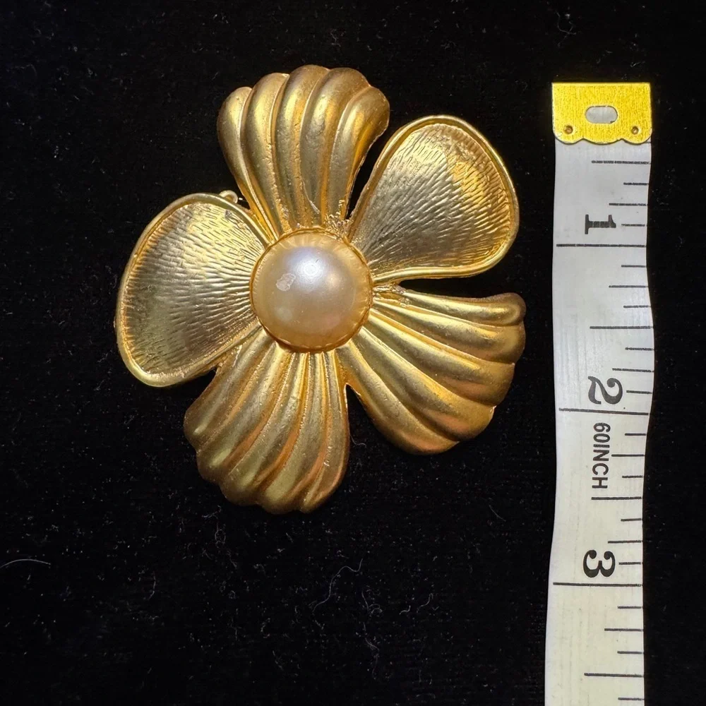VTG Gold Flower Brooch or pendent with Pearl Center